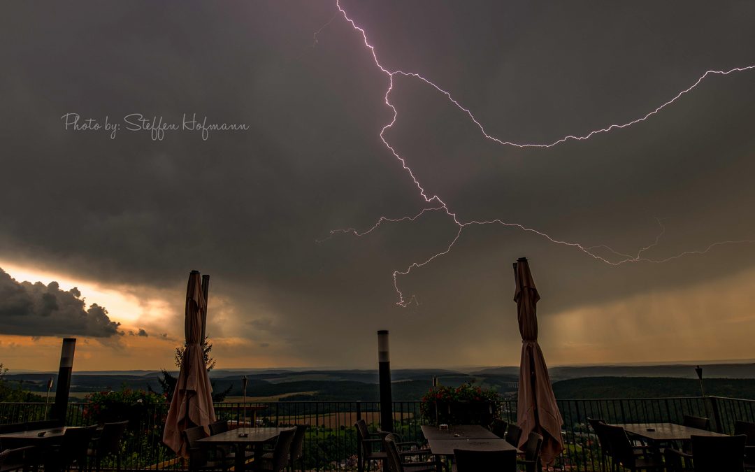 SOMMERGEWITTER ÜBER RAUENSTEIN